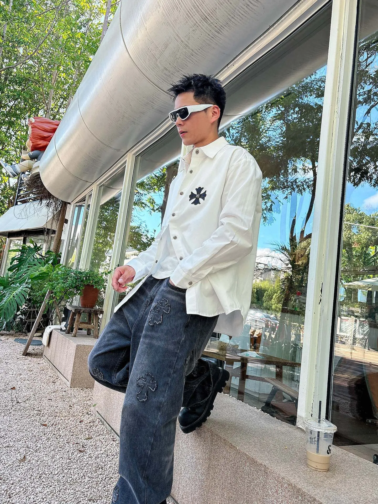 Pants P 520💰 Top P 500💰Chrome Hearts Leather Cross Leather Embroidery Shirt Jacket! OS version can be worn by both men and women! The fabric is made of twill gauze cotton fabric! The texture is clear and smooth, not easy to wrinkle or fade! The embroidery process is complex and repetitive, and the requirements for the embroidery machine are very strict. The distance is always 45 centimeters! It won’t work if the spacing is too big, and it won’t work if it’s too small! The hardware is all carved and cast. This piece of clothing consumes a lot of material. More than 3 meters of material is used for one piece of clothing! After the garment is made, it needs to be fixed at high temperature, washed at a water temperature of more than 70 degrees, and softened by adding softener to make the upper body softer and smoother!   Color: black white Size: m-3xl Style number: 5878